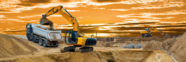 Bagger auf der Baustelle im Tiefbau