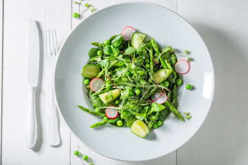 Vegetarian salad made of spinach, radishes and asparagus