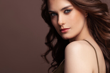 Naklejka premium Beautiful woman with healthy curly hair and clear skin close up portrait
