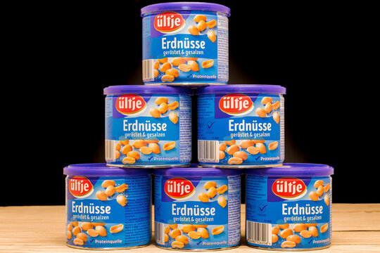 Rastatt, Deutschland - 10. April 2021 Ansicht der Originalverpackung, &uuml;ltje Erdn&uuml;sse Pyramide(Fokus auf der Mitte unten der Dose)