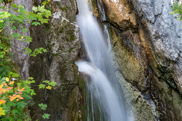 Wasserstufen an einem idyllischen Wasserfall
