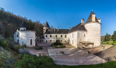 Fototapeta na wymiar Condat sur Vézère (Dordogne, France) - Vue panoramique du château de la Fleunie