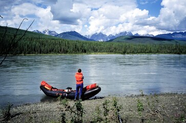 Landschaft am Nahanni River, North West Territories, Kanada - Eine zweiwöchige Kanutour auf dem entlegenen  Nahanni River ist sehr abwechslungsreich, Wildnis pur und ein großartiges Abenteuer