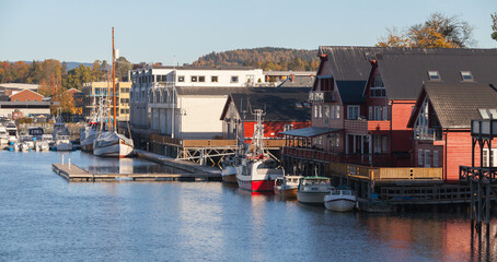 Obraz premium Coastal Norwegian town on a sunny autumn day. Levanger
