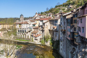 Vue sur les maisons suspendues au-dessus de la rivière à Pont-en-Royans (Auvergne-Rhône-Alpes,...