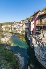 Fototapeta na wymiar Vue sur les maisons suspendues au-dessus de la rivière à Pont-en-Royans (Auvergne-Rhône-Alpes, France)