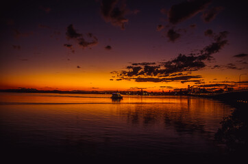 Fototapeta na wymiar spectacular sunset on lake