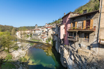 Vue sur les maisons suspendues au-dessus de la rivière à Pont-en-Royans (Auvergne-Rhône-Alpes,...