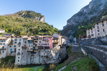 Vue sur les maisons suspendues au-dessus de la rivière à Pont-en-Royans (Auvergne-Rhône-Alpes, France)