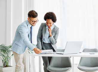 Obraz premium young business people meeting office teamwork group success corporate discussion tablet document