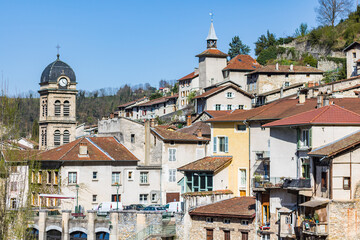 Vue sur les maisons suspendues au-dessus de la rivière à Pont-en-Royans (Auvergne-Rhône-Alpes,...
