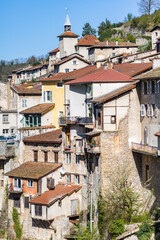 Vue sur les maisons suspendues au-dessus de la rivière à Pont-en-Royans (Auvergne-Rhône-Alpes,...