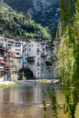 Fototapeta premium Vue sur les maisons suspendues au-dessus de la rivière à Pont-en-Royans (Auvergne-Rhône-Alpes, France)
