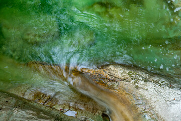 Strömung in einem Flusslauf