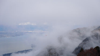 Vue aérienne sur le lac Léman à travers les nuages