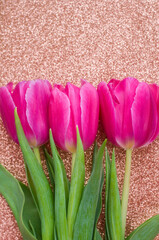 Belles tulipes roses sur fond or scintillant pour la journée internationale de la femme, le 8 mars...