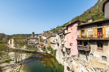 Vue sur les maisons suspendues au-dessus de la rivière à Pont-en-Royans (Auvergne-Rhône-Alpes,...