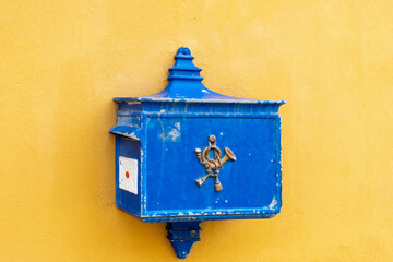 Historischer Briefkasten zum Versenden von Postkarten und Briefen per Post - obrazy, fototapety, plakaty