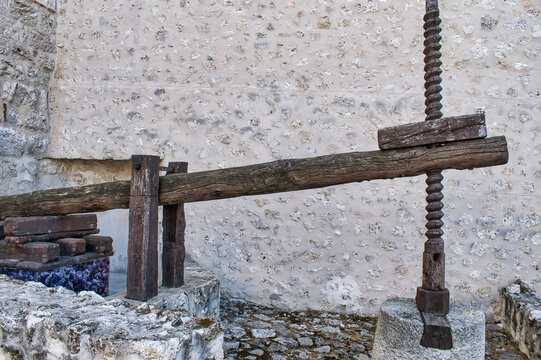 Antiguo lagar de viga realizado en madera para el prensado de la uva. Villa de Cuellar junto a la puerta de San Basilio