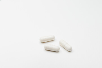 Obraz na płótnie Canvas tablets and capsules on white background