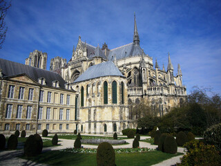 Fototapeta na wymiar Cathédrale catholique romaine de Reims et palais du Tau dans la Marne
