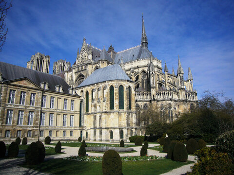 Cathédrale catholique romaine de Reims et palais du Tau dans la Marne