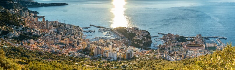 Vue panoramique de la ville de Monaco au lever du soleil