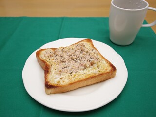 ツナサラダのオープンサンド