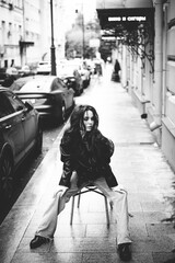 Fototapeta na wymiar портрет девушки сидящей на улице