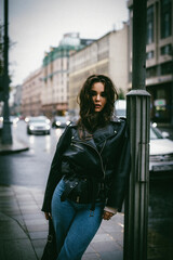 Fototapeta premium портрет красивой девушки на улице