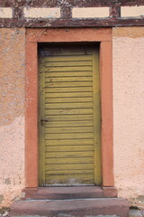 Alte Tür in einer Hauswand