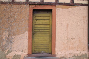 Alte Tür in einer Hauswand