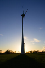 Obraz premium Eolienne au crépuscule