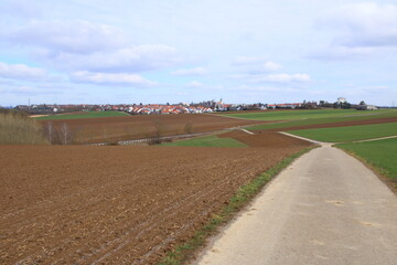 Fototapeta na wymiar Blick über Wiesen und Felder auf die Gemeinde Heimerdingen