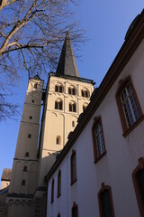 Blick auf die katholische Pfarrkirche der Abtei Brauweiler im Rheinland