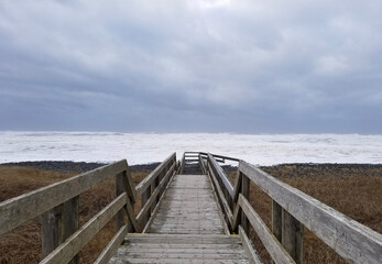 Obraz premium wooden bridge over the sea