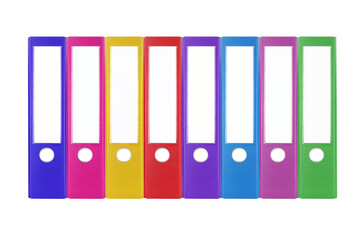 Reihe aus acht farbigen, breiten DIN A4 Aktenordnern bzw. Ordnerrücken, freigestellt / isoliert vor weißem Hintergrund
