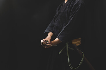日本刀を構える人物