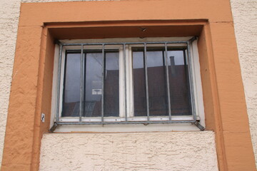 Fenster ist mit einem Metallgitter gegen Einbrecher geschützt