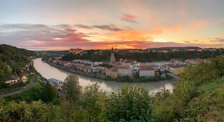 Fototapeta premium Abendrot über der Altstadt von Burghausen