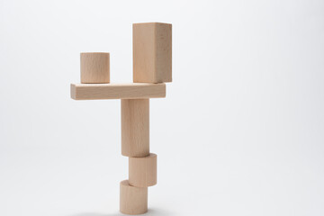 不安定に積まれた積み木