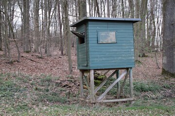 Ein Ansitz mit einer geschlossenen Kanzel