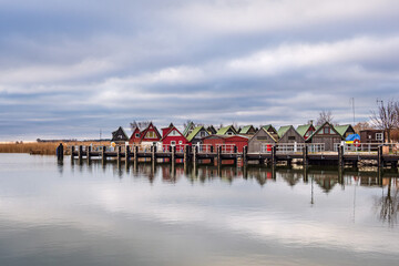 Fototapeta na wymiar Bootshäuser im Hafen von Althagen auf dem Fischland-Darß