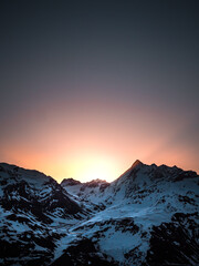 Montagnes enneigés au premier rayon du lever de soleil, à Tignes, (Savoie - FRANCE)