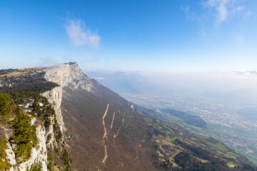 Vue sur le sommet de Moucherotte et son antenne radar, dans le massif du Vercors (Isère, France)