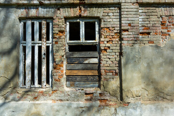 Stary opuszczony budynek wybite okna