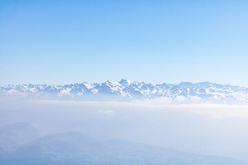Vue sur les sommets des Alpes depuis la montagne du Moucherotte, dans le massif du Vercors (Isère, France)