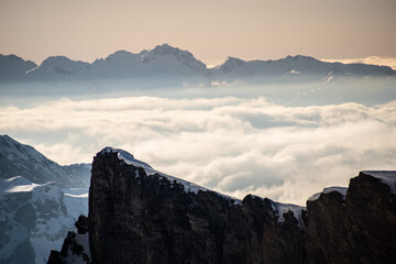 Montagnes à Tignes, depuis le glacier de la Grande Motte, avec des nuages, au lever du soleil.