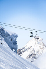 télésiège à l’arrêt à Tignes, en Savoie, avec la montagne au loin et la glace au premier plan.