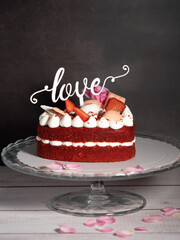 Tarta con forma de corazón de red Velvert y nata con decoración de fantasía